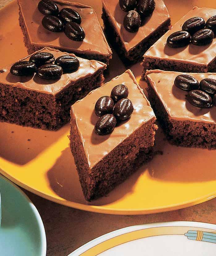 Mokka koláã 4 vejce 150 g mouãkového cukru 125 ml oleje 125 ml minerálky 6 PL rumu 150 g polohrubé mouky 2 PL kakaa 1 PL mleté kávy 200 g mlet ch lískov ch ofií kû, které pfied mletím krátce