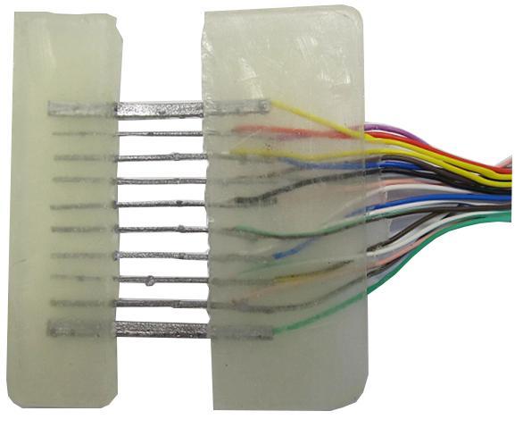 Obr. 3.2: Experimentální elektroda s nespojitým systémem rovnoběžných žeber Nejdříve je nutné připravit přívodní kabel, kdy se jednotlivé kabely musí odizolovat a pocínovat.