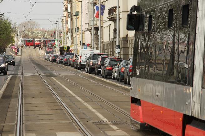 Obr. 2 Vyznačení hlavní pozemní komunikace ve směru jízdy veřejné dopravy (ul. U Háje, Praha). Obr. 3 Chráněný výjezd autobusů veřejné dopravy z terminálu VHD (Opatov, Praha).