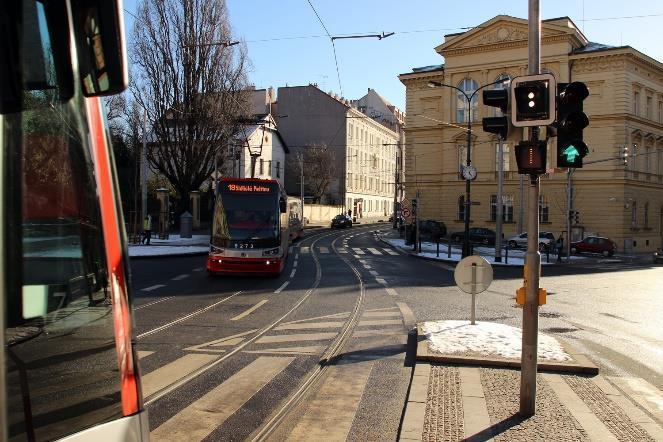 zatížených křižovatek, až po příjezd vozidel VHD vyhrazenou jízdní drahou ke stopčáře v kombinaci s vysokou mírou preference na SSZ či absolutní preferencí.