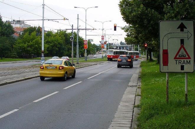 Příkladem může být pražská tramvajová trať v úseku Výtoň Sídliště Modřany/Levského. Trať je v celé délce vedena na fyzicky oddělením tramvajovém tělese.