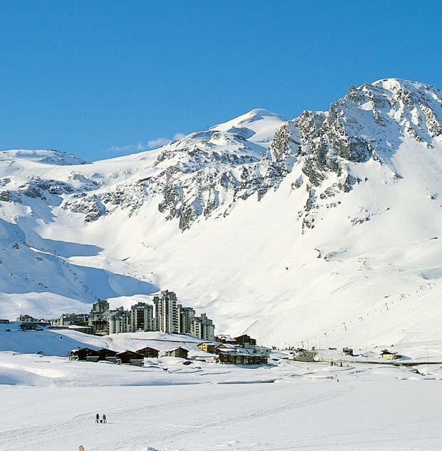 www.tignes.net 9 APARTHOTEL LE CHALET ALPINA **/IIi Hotel s polopenzí, vlastním bazénem a saunou V Tignes Val Claret (2120 m), 150 m od sjezdovek a nástupu na lanovky a metro vedoucí na ledovec.