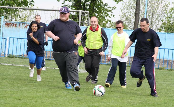 30 na fotbalovém hřišti v Třebíči-Borovině, abychom se utkali ve sportovních disciplínách a fotbale. Nastoupili tři družstva Medvědi, Úsměv a Barevný svět. Slunečnice se bohužel letos nezúčastnila.