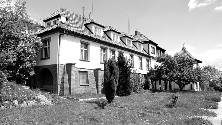 J. Pe ta - PraÏská usedlost Hfiebenka Obr. 3: Hřebenka, celkový pohled na jižní křídlo od jihozápadu. Obr. 4: Hřebenka, vyhlídkový altán při jihovýchodním nároží budovy.