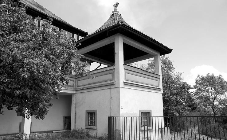 Areál usedlosti má trojkřídlý půdorys se středním protáhle lichoběžníkovým dvorem otevřeným západním směrem.