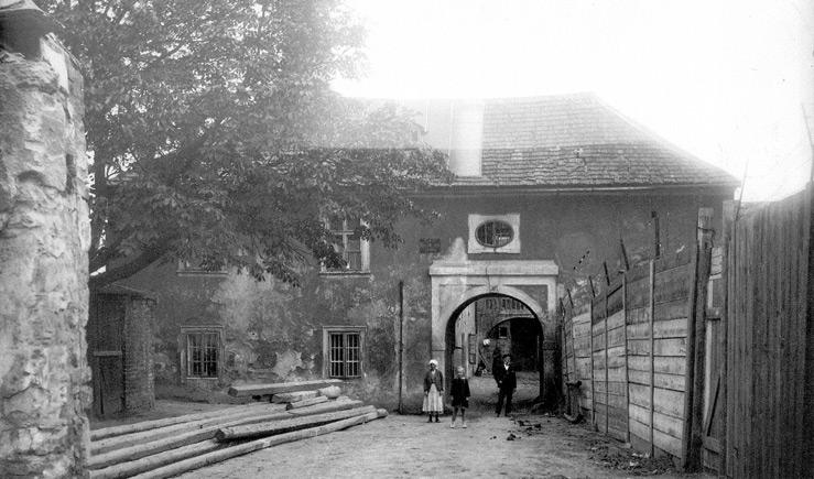 Přestože archívními prameny je historie vinic na Hřebence (dříve zvané Srpové hory) doložena podrobně již od konce 15.