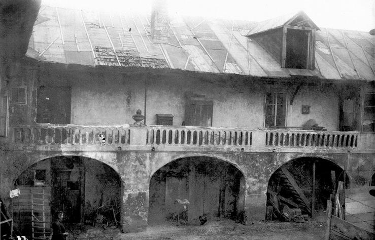 Tomu odpovídá i popis z roku 1541, který zmiňuje lis, viniční boudy, ohradní zdi apod., ale o existenci jakéhokoliv obytného stavení se nezmiňuje.