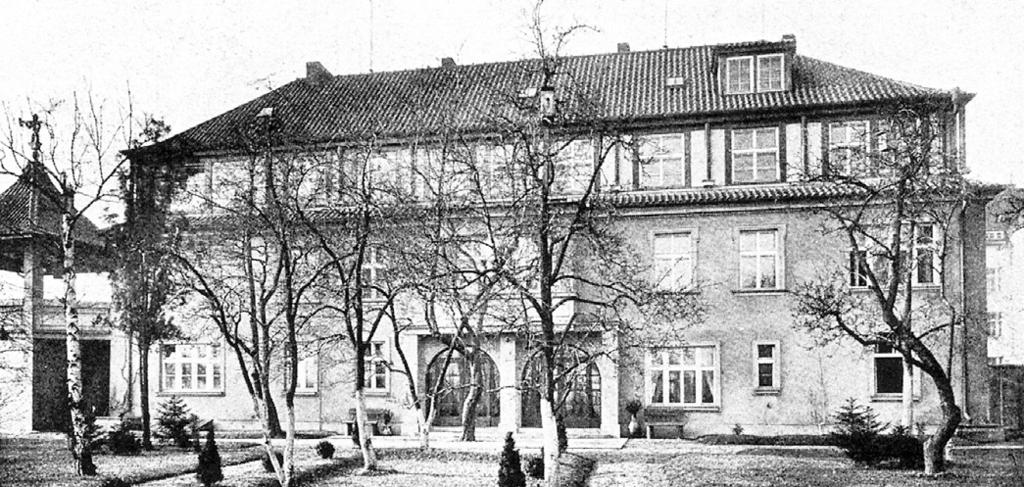 J. Pe ta - PraÏská usedlost Hfiebenka Obr. 9: Hřebenka, východní křídlo na fotografii z doby krátce po dokončení novodobých úprav (převzato z: F. Kavalír, o. c. v pozn. 3). Obr. 10: Hřebenka, malovaný záklopový strop v bývalé vstupní hale (předsíni) v přízemí.