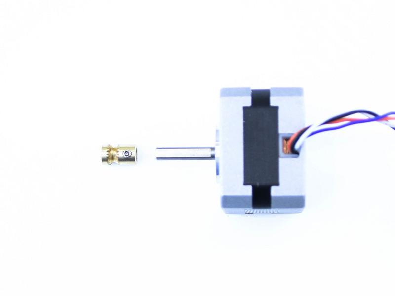 Step 5 Příprava motoru extruderu Nasaďte mosazné podávací kolečko