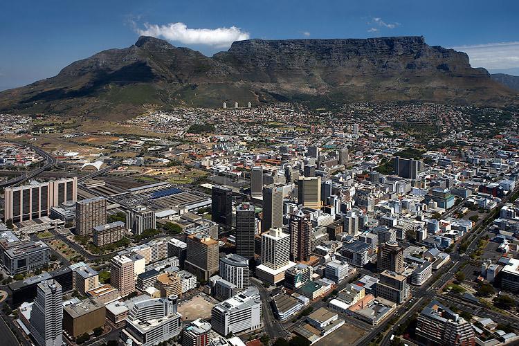 Kapské město (Cape Town) je kosmopolitní metropolí plnou historie, tradičních tržišťa supermoderních obchodních center.