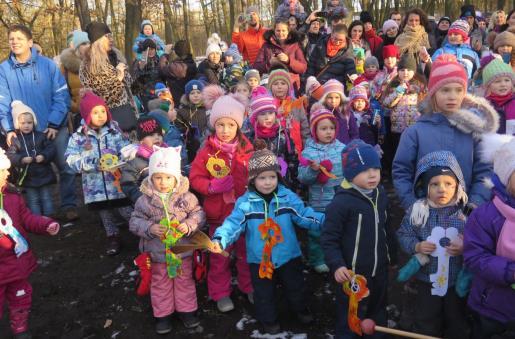 cvičení v tělocvičně ZŠ, využívání dopravního hřiště, saunování, péče o zuby, zavedený celoroční pitný režim, polodenní vycházky do