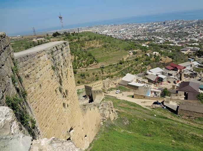 Architektonické dědictví vyšší odolnosti a mohutnosti pevnosti v Šamachu byly k hradbám ve vzdálenosti asi 3,5 m od sebe přistavěny opěrné pilíře čtvercového půdorysu o stranách 2x2 m (Džiddi, 1981,