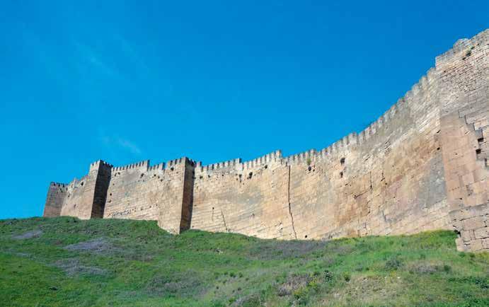 3, Léto 2015 Hradby městské pevnosti v Derbentu byly obehnány příkopem hlubokým tři metry a širokým osm metrů (Kerimov, 1998, str. 52).