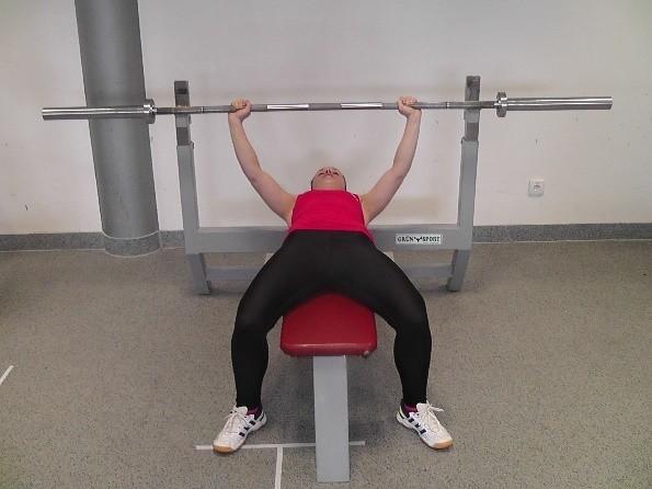 3.1.1. První tréninkový den A) Hrudník Benchpress (2+4) (Obr. 17) Dvě série zahřívací. První série se 40 % maxima, druhá s 50 % maxima. Počet opakování 12. Čtyři série pracovní.