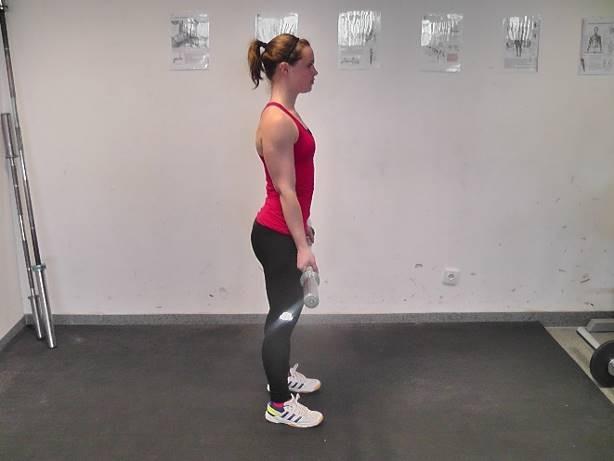 B) Paže Bicepsový zdvih s činkou (0+4) (Obr. 39) Čtyři pracovní série se 70 % maxima. Počet opakování 10. Provedení: Uchopte činku podhmatem v šíři ramen, paže jsou natažené.