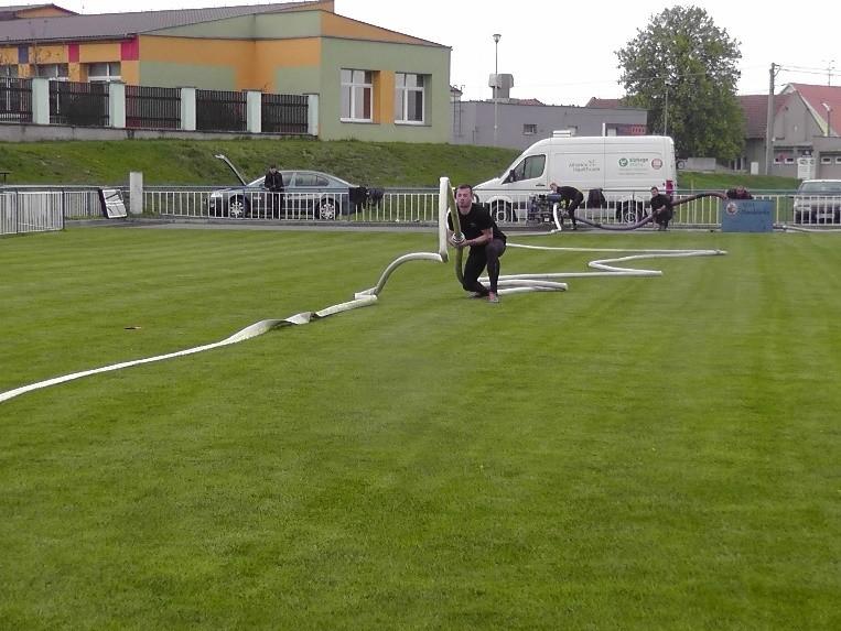 4) Béčkař (Obr. 4) spojuje hadice B a roztahuje směrem k terčům. U těch nejlepších týmů má béčkař jeden, maximálně dva spoje B, aby mohl co nejrychleji vyběhnout dopředu.