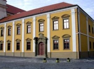 dřevěným opevněním jako obranou, později