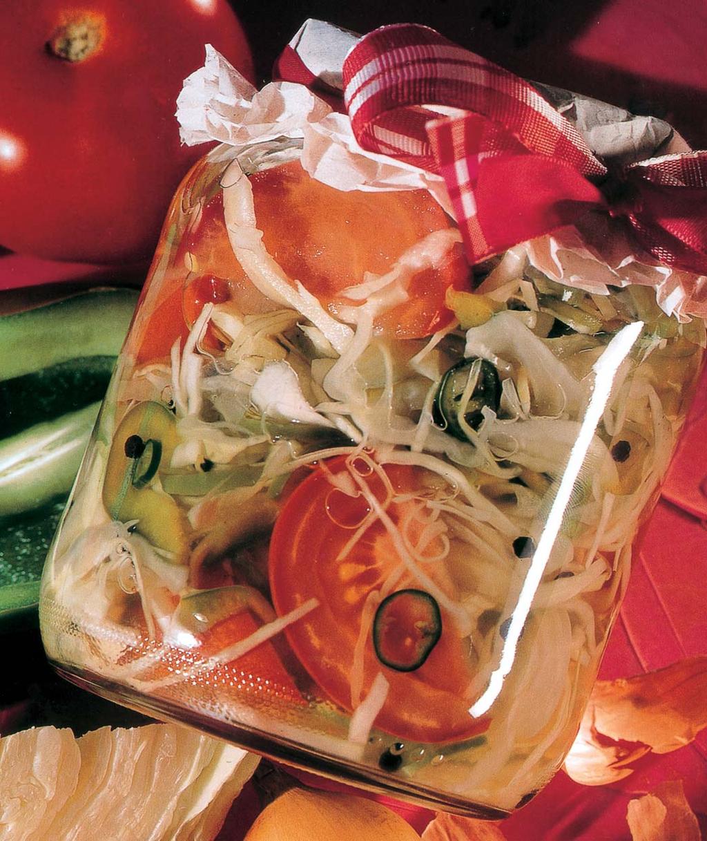 Maìarsk zeleninov salát 1 kg zelen ch paprikov ch luskû 1 kg rajãat 1 malá hlávka bílého zelí (asi 750 g) 1 velká cibule 1 feferonka Sladkokysel nálev: 1 l bylinkového nebo vinného octa (bílého) 1,5