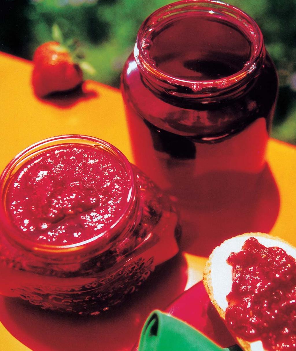 Jahodovo-citronová marmeláda 5 citronû rozkrájen ch na dílky asi 750 g jahod (dohromady 1 kg oãi tûného ovoce) 1 balíãek (500 g) Ïelírovacího cukru Extra