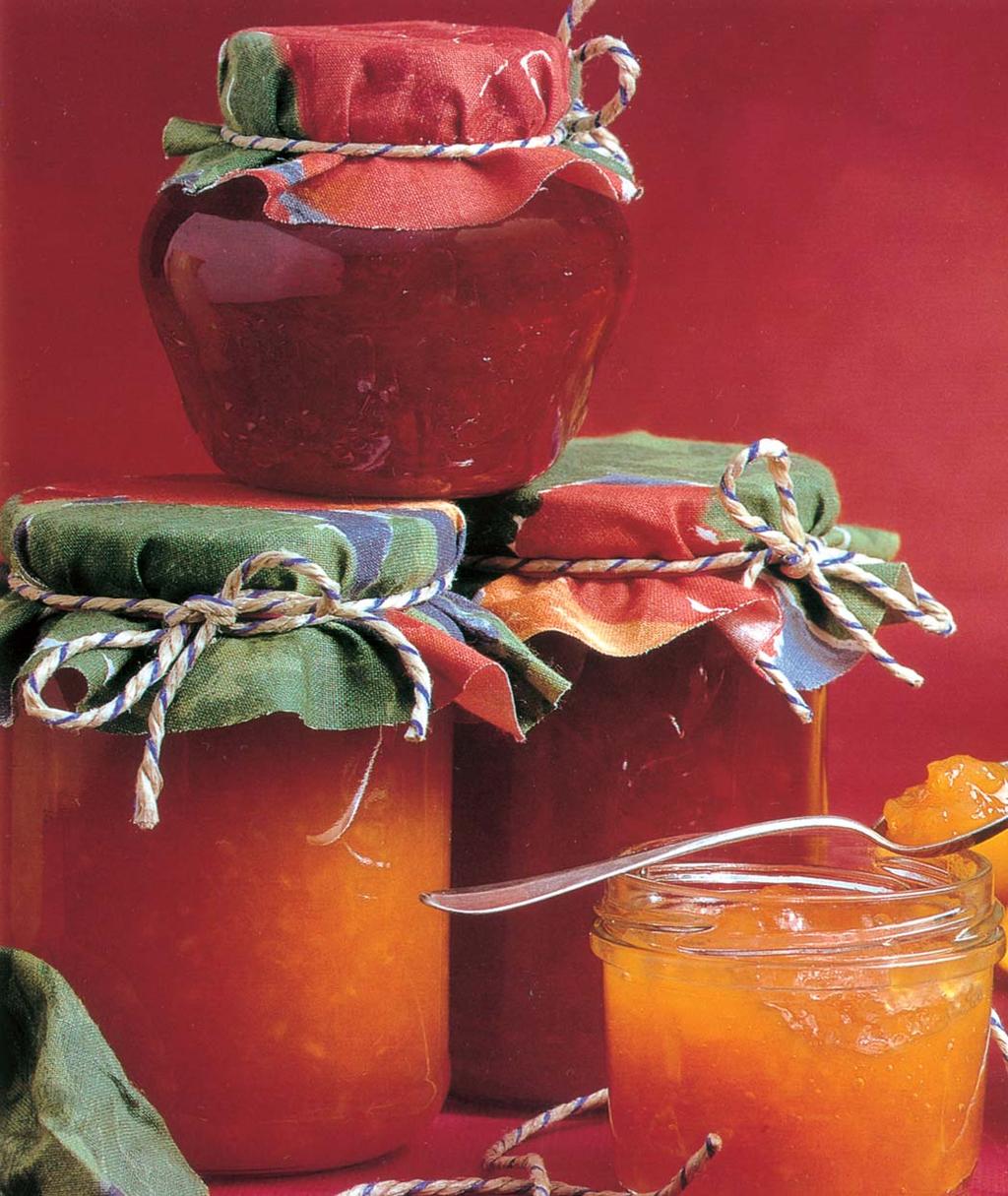 Jahodovo-jableãná marmeláda 750 g jahod (oãi tûn ch) 250 g jablek (oãi tûn ch, bez jádfiincû) 1 balíãek (20 g) Ïelírovacího pfiípravku Gelfix Klasik 1:1 1150 g cukru Jahody omyjte, nechte okapat,