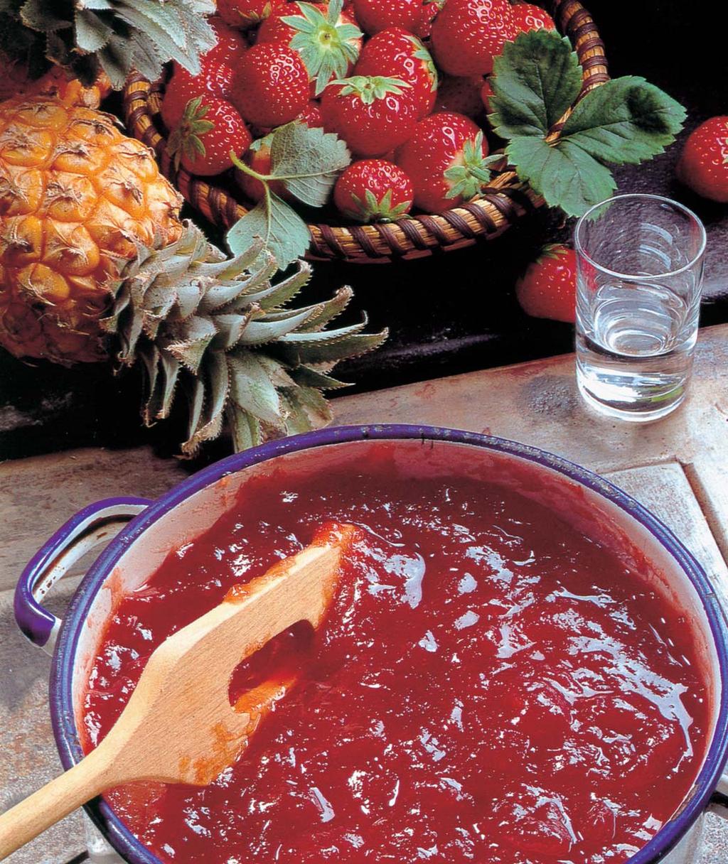 Jahodovo-ananasová marmeláda 500 g propasírovan ch jahod 500 g propasírovaného ananasu 1200 g cukru 15 g Kyseliny citronové Dr.