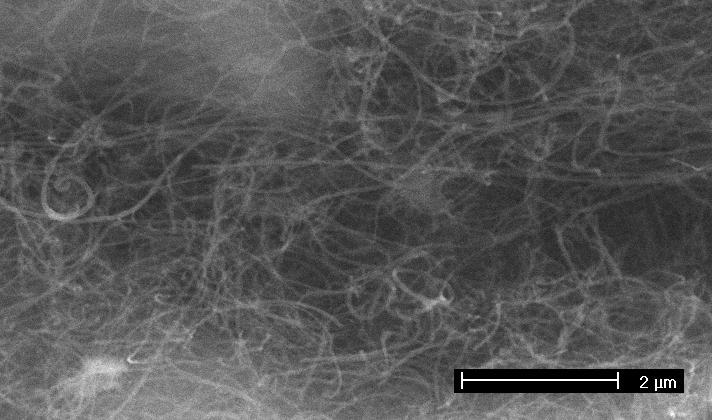 Jejich přibližné průměry jsou 50 130 nm. Přírůstek hmotnosti byl více jak 100 % (viz Tabulka 5.7). Obr. 5.45 Uhlíkové nanotrubičky na substrátu R2 po katalýze (LaNi 0,8 Al 0,2 O 2,6 ) Na Obr. 5.45 jsou uhlíkové nanotrubičky na substrátu R2 (LaNi 0,8 Al 0,2 O 2,6 ) po katalytické reakci keramických prášků.