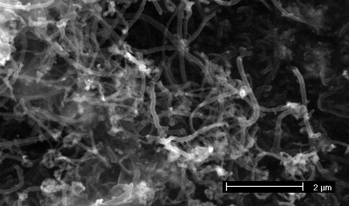Obr. 5.46 Uhlíkové nanotrubičky na substrátu R3 po katalýze (La 0,8 Ca 0,2 NiO 2,4 ) Na Obr. 5.46 je snímek mikrostruktury po katalytické reakci u vzorku R3 (La 0,8 Ca 0,2 NiO 2,4 ).