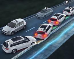 Prostřednictvím tlačítek na multifunkčním volantu v kůži, který je zdoben modrými švy¹), navíc můžete snadno ovládat celou řadu funkcí automobilu. SO 04 06 Bitte Pause.