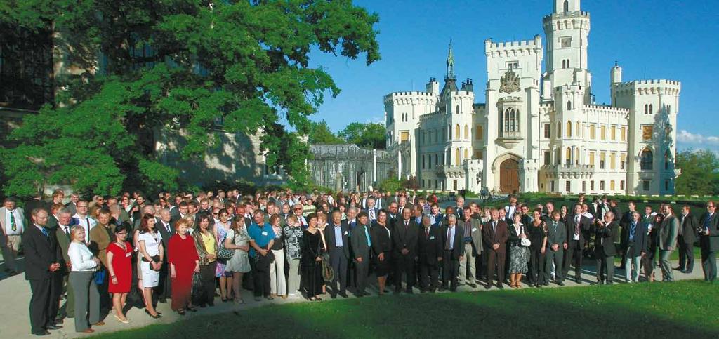 05 náplň činnosti a propagace Oslavy 90. výročí VÚRH a zahájení projektu CENAKVA Oslavy 90. výročí VÚRH a zahájení projektu CENAKVA na zámku Hluboká nad Vltavou Skupinové foto u příležitosti oslav 90.