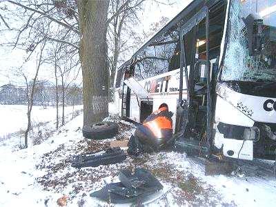 prosince ráno autobus na zasněžené vozovce.