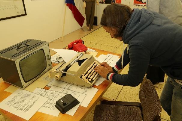 EXIT GAME NOVINKA 2018 Exit Game je interaktivní logická hra. Program vybízí k aktivnímu účasti všech účastníků, k zapojení pozornosti a logickému myšlení.