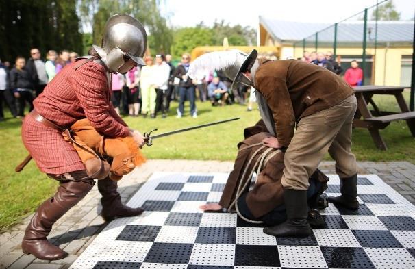 ZÁŽITKY S PŘÍBĚHEM VÍC NEŽ JEN ZÁŽITKY Zážitky s příběhem jsou široká škála programů, jejichž součástí je tzv. legenda.