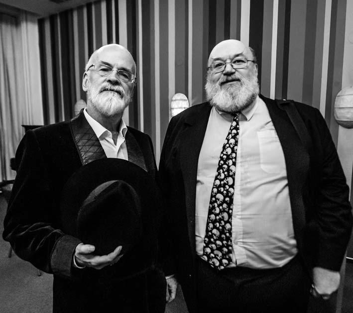 Jan Kantůrek Že je Pratchettova Discworld naprosto výjimečným zjevením v literárním světě, to těm, co ji už četli, vysvětlovat nemusím, a těm, kteří ji nečetli, vysvětlit asi jen tak nedokáži, a