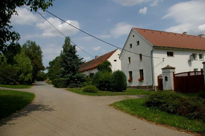 V severní části se nachází prostor pro setkávání a rekreaci místních obyvatel dětské hřiště, ohniště, májka, klubovna a sportovní hřiště.
