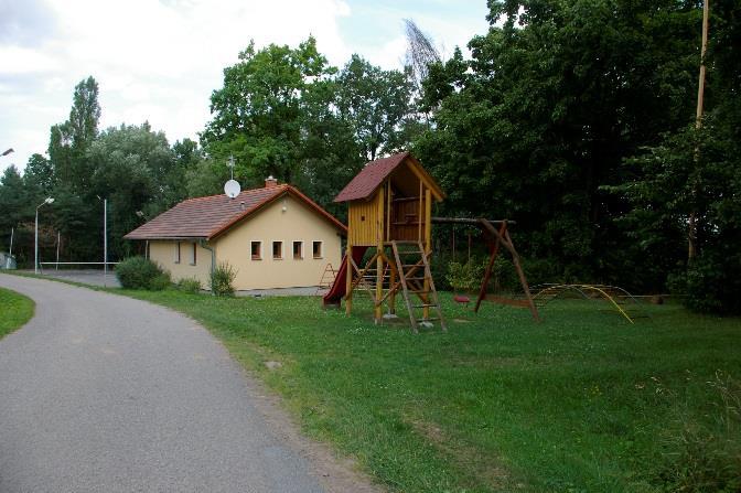 Střední část se vyznačuje travnatými ostrůvky s pestrým druhovým složením vzrostlé a keřové zeleně oddělené četnými zpevněnými vjezdy na pozemky.