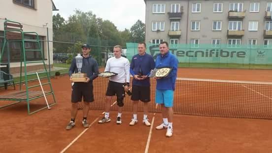 Čtvrteční podvečer jsme ještě navštívili stochovskou sportovní halu, kde si děti změřily síly v bowlingu.