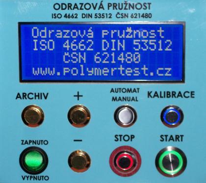 B, Varianta automat POLYMERTEST Obsluha v tomto případě jen upne zkušební vzorky a stiskne tlačítko start. Přístroj dle metodiky normy provede automaticky 6 úderů.