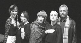 Skvěle napsané monodrama, v němž herečka ztvárňuje nejen Shirley, ale zároveň všechny postavy jejího mikrosvěta. Hru režíroval brněnský režisér Zdeněk Kaloč.