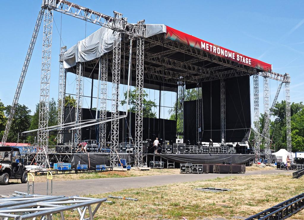 METRONOME FESTIVAL PRAGUE PŘÍPRAVA HUDEBNÍHO FESTIVALU Louka, les, ale i štěrk a jiné nezpevněné plochy jsme dokázali proměnit ve skvělý areál, kde jsme vystavěli pódia, obchody, restaurace, kemp,