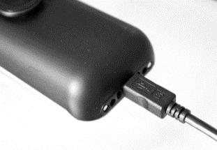 2.4.2 Nabíjení baterie v duální nabíječce Vložte telefon přední stranou dopředu do horní zásuvky duální nabíječky. Vložte baterii do přední zásuvky, nabíjecími kontakty dolů.