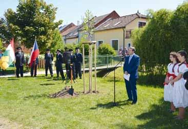 Ten mimo jiné zavzpomínal i na dobu, kdy jako žák první třídy stál čestnou stráž při sázení