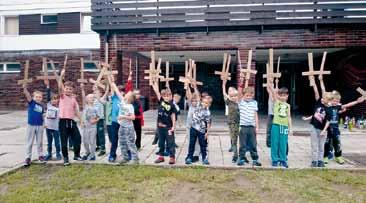 - Večerní program s učiteli byl super. - Ve vedru byly úžasné vodní bitvy. - Odvezla jsem si krásné batikované tričko. - Vařili tam výborná jídla.