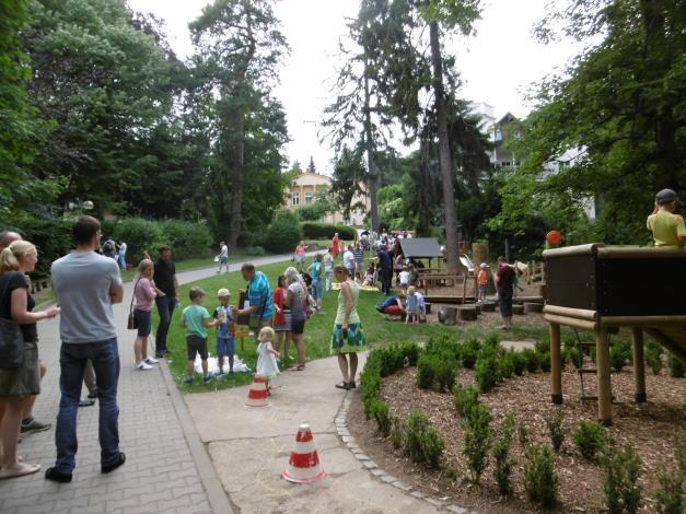 PROSTŘEDÍ Zase jsme pořídili spoustu nových věcí - dětské židličky do jídelny, novou dětskou kuchyňku do Zajíčků, molitanové kostky pro děti, CD přehrávače do obou tříd, uzamykatelné kontejnery do