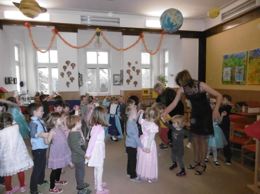 Ježíškova vánoční hra pro děti a rodiče na školní zahradě; Vánoční muzicírování - koledování s klavírem, houslemi, kytarou ; Ježíškovo nadělování ve školce ; návštěva výstavy betlémů v Letohrádku