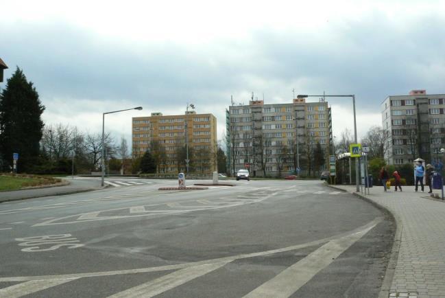 Jsou zde umístěny autobusové zastávky v obou směrech.