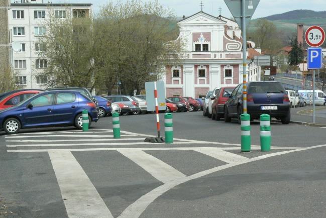 parkoviště. Tento vjezd je zřízen pomocí dopravního stínu, který je ohraničený balisetami.