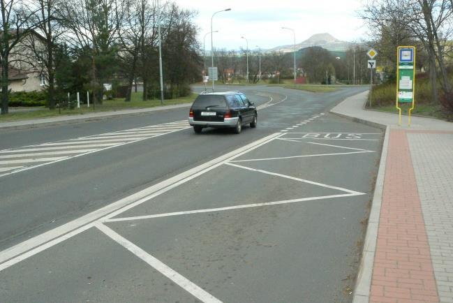 V ulici Václava Majera směrem do křižovatky, je vybudována autobusová zastávka v zálivu. Tato zastávka je zde především kvůli obchodnímu domu.