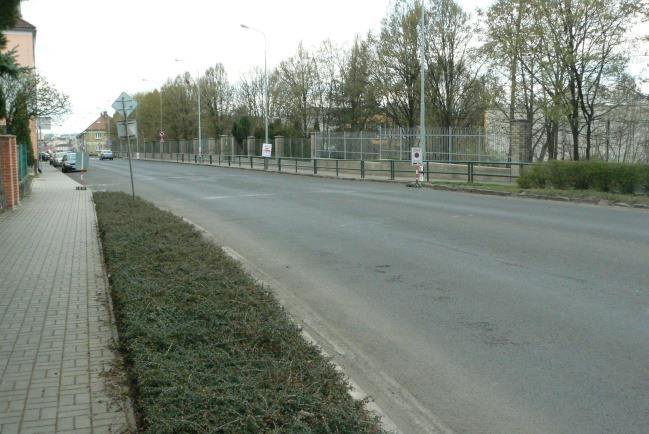 Na obou stranách chodníku je opatřen varovným i signálním pásem pro osoby se sníženou schopností pohybu. Na hlavní komunikaci v ulici 28.