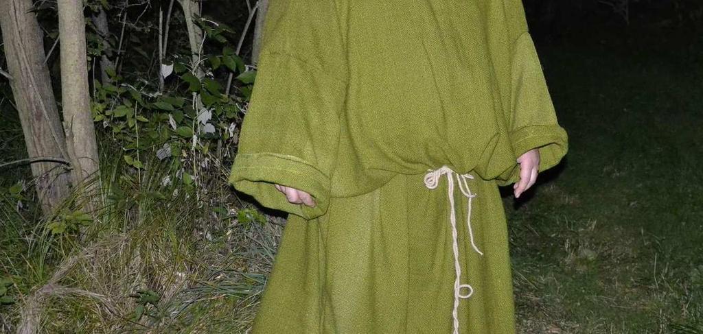 Pomalu se blíží začátek pěšiny do Bradavic. Děti přicházejí jedno po druhém a rozdělují se do skupin.
