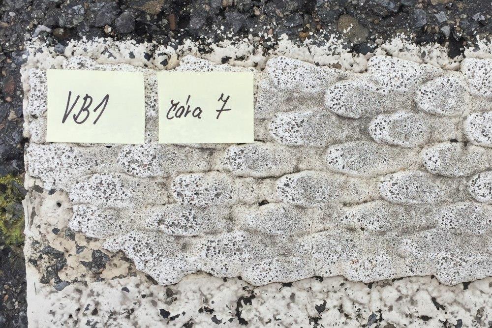 39 VB1 Po 12 měsících: Na vzorcích z termoplastického materiálu byly zjištěny poruchy v přilnavosti.